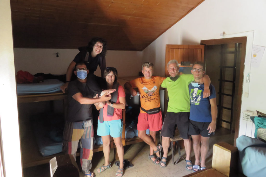De derecha a izquierda: Vicente, Nuria, Tere, Luis, Joaquín Murcia y Junior en las habitaciones del Refugio de Vega de Ario, 1.630 mts.